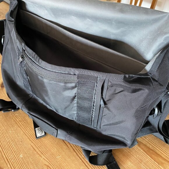 Timbuk2 Classic Messenger Bag with laptop sleeve -- medium -- black - Picture 6 of 14